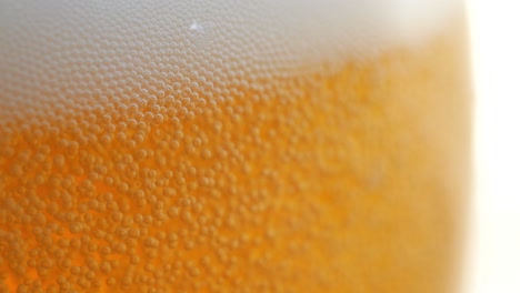 Erstaunliche-Nahaufnahme-Eines-Bierglases,-Das-Mit-Mehr-Bier-Aufgefüllt-Wird
