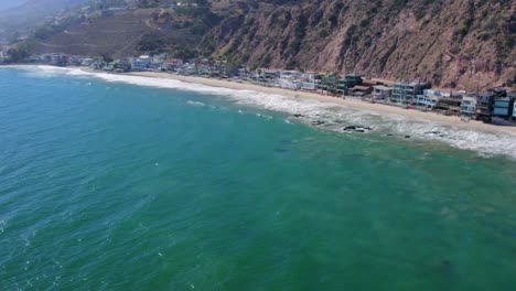 Aerial-4K-footage-of-beach-houses-on-the-coast-of-Malibu,-California,-USA