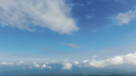 Cielo-Azul-Y-Fondo-De-Paisaje-De-Nubes-Esponjosas,-Vista-Aérea-De-Cloudscape