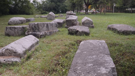 Un-Antiguo-Cementerio-Con-Cientos-De-Lápidas-En-Mramorje,-Serbia