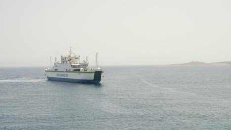Ferry-De-La-Línea-Del-Canal-De-Gozo-Utilizado-Para-Llevar-Automóviles-Y-Personas-Desde-La-Isla-De-Gozo-A-Malta-Y-Viceversa