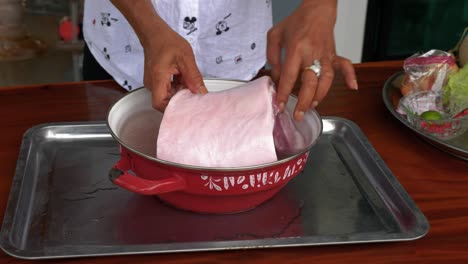 Roher-Schweinebauch-Wird-Vor-Dem-Kochen-In-Wasser-Gewaschen