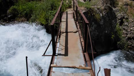 Alte-Brücke-über-Einen-Bergfluss