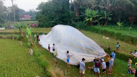 Ländliche-Indonesische-Lokale-Gemeinschaft,-Die-Ballon-Als-Muslimische-Feiertagstradition-Aufbläst