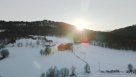 Panorama-Der-Skandinavischen-Hausstrukturen-In-Der-Verschneiten-Landschaft-In-Norwegen