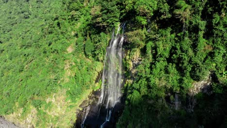 Aerial-flight-towards-idyllic-flowing-Wulai-waterfall-during-sunlight-in-Wulai-district-in-Taiwan