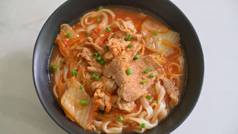 Koreanische-Udon-ramen-nudeln-Mit-Schweinefleisch-In-Kimchi-suppe---Asiatischer-Essensstil