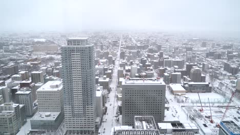 Hermosa-Vista-Diurna-De-La-Ciudad-De-Sapporo-Desde-Arriba-Durante-La-Nieve-Del-Invierno