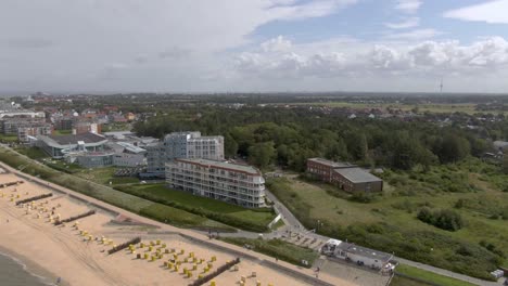 Drohnenaufnahme-Des-Strandes-Und-Der-Stadt-Cuxhaven-In-Deutschland