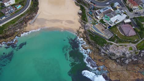 Top-View-Of-Tamarama-Beach-And-Apartment-Buildings-At-The-Seafront-In-New-South-Wales,-Australia