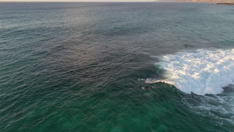 Vista-Aérea,-Surfistas-En-Las-Olas-De-Smiths-Beach,-Región-Del-Río-Margaret,-Australia