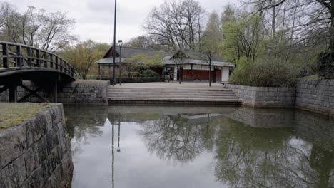 Zeremonie-Teehaus-Am-Teich-Und-Brücke-Im-Japanischen-Garten