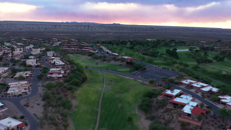 Luftaufnahme-über-Dem-Malerischen-Golfplatz-Im-Green-Valley,-Arizona-Bei-Sonnenuntergang---Drohnenaufnahme