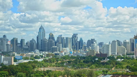 Zeitraffer-Von-Wolken-über-Der-Modernen-Urbanen-Skyline-Von-Bangkok,-Thailand