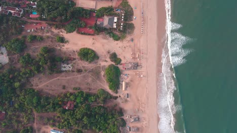 Goa-Sinquerim-Beach-Drone-Shot-Shack-Vista-Desde-La-Playa-Hasta-Las-Olas-Top-Vista-De-Pájaro-Cinemática-Superior-Extrema