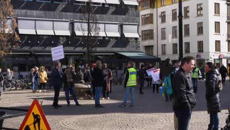 Manifestantes-Con-Pancartas-En-Jarntorget,-Gotemburgo-Durante-La-Protesta-Contra-Las-Vacunas-En-Suecia