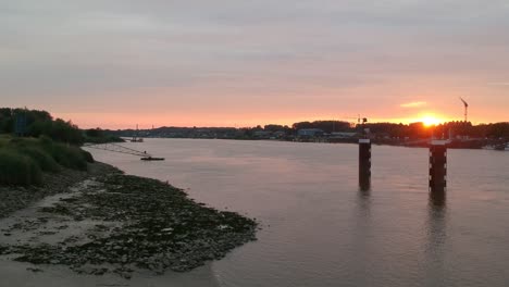 Fluss-Schelde-Und-Goldener-Sonnenuntergang-über-Der-Kleinstadt,-Luftbild