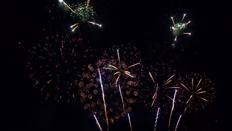 Magisches-Feuerwerk-Am-Nachthimmel,-Feier-Oder-Nationalfeiertagskonzept,-Vollbild