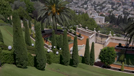 Terraces-of-Bahá'í-Gardens-in-Haifa,-Israel,-wide-shot