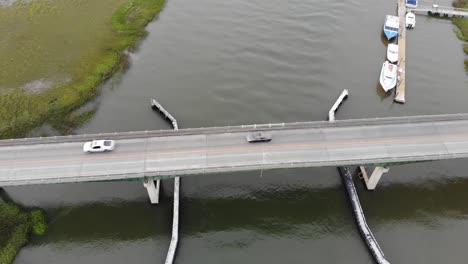 Autobahnbrücke-Unterstützung-Blocker-Verkehrsboote-Pendeln-Dock-Fluss-Luftdrohne