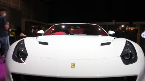 Die-Italienische-Luxus-sportwagenmarke-Ferrari-F12-Tdf-Sondermodell-Wird-Zur-Versteigerung-Auf-Der-Sotheby&#39;s-Show-Des-Weltgrößten-Maklers-Für-Moderne-Sammlerstücke-In-Hongkong-Ausgestellt