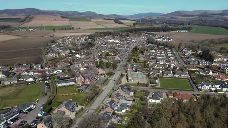 Luftaufnahme-Der-Schottischen-Stadt-Edzell-An-Einem-Sonnigen-Frühlingstag,-Angus,-Schottland