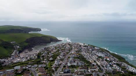 4K-Drohnenaufnahmen-Von-Port-Isaac-In-Cornwall-Mit-Häusern-Und-Dächern