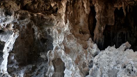 Gran-Cueva-Interior,-Antigua-Formación-Rocosa-En-Las-Montañas-Chinas