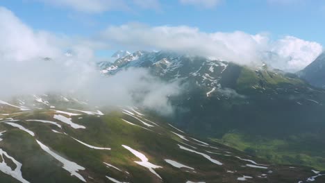 Cloudscape-Esponjoso-En-La-Montaña-Alpina-Bajo-El-Cielo-Azul