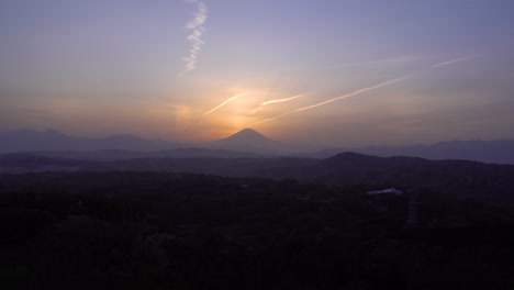 Vista-Panorámica-Hacia-La-Silueta-Del-Monte-Fuji-Al-Atardecer-Con-Hermosos-Colores