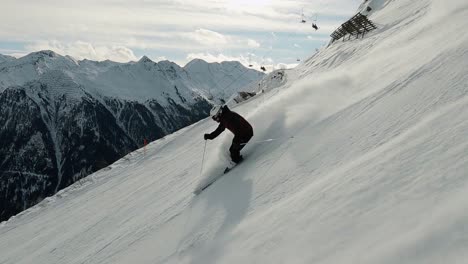 Hochgeschwindigkeits-Abfahrt-Mit-Männlichem-Skisportler-Auf-Einer-Steilen-Skipiste-In-Einem-Skigebiet-In-Österreich