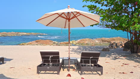 Zwei-Liegestühle-Unter-Sonnenschirm-Am-Tropischen-Strand-Felsstrand-An-Einem-Sonnigen-Tag