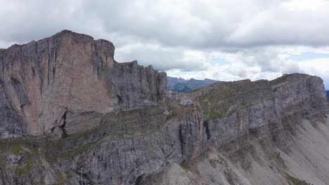 Jagged-Seceda-Ridge-in-iconic-Dolomites---Puez-Odle-Nature-Park,-Val-Gardena,-Trentino-Alto-Adige