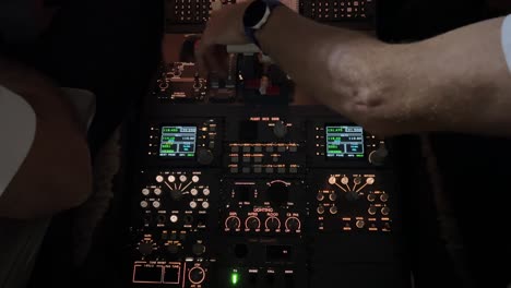 Cockpit-Innenansicht,-Während-Der-Copilot-Den-Linken-Motor-In-Einem-Modernen-Mittelgroßen-Jet-Startet