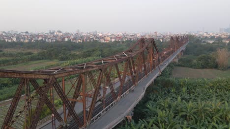 --Fahrzeuge,-Die-Auf-Der-Langen-Bien-Brücke-Fahren---Hanoi
