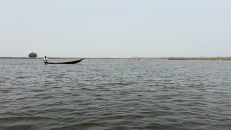Afrikanischer-Fischer-Im-Boot-Auf-Seeangeln-Mit-Netz