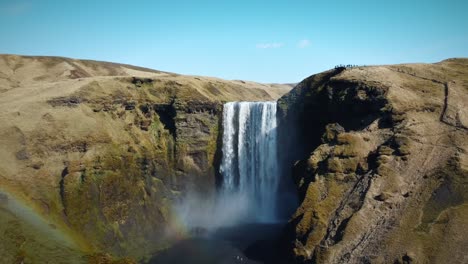 Epische-Drohnenaufnahme-Eines-Mächtigen-Wasserfalls-In-Island,-Wasser,-Das-Eine-Hohe-Klippe-Hinunterstürzt