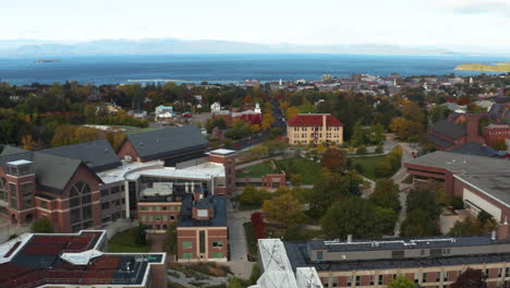 Toma-Aérea-De-Gran-Angular-Del-Hermoso-Campus-De-La-Universidad-De-Vermont