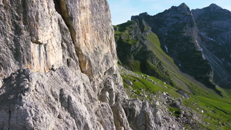 Luftbild-Der-Dolomiten-Klippe-In-Den-Italienischen-Alpen-An-Einem-Sonnigen-Sommertag