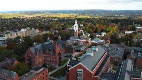 Stunning-fly-over-aerial-shot-overlooking-the-beautiful-University-of-Vermont-campus,-Burlington-Vermont