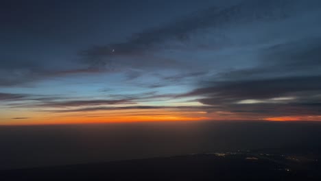 Spektakulärer-Sonnenuntergang,-Aufgenommen-Aus-Einem-Jet-Cockpit,-Während-Er-In-12000-Metern-Höhe-In-Der-Nähe-Der-Portugiesischen-Küste-Nach-Westen-Geflogen-Ist