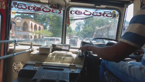 Innenaufnahme-Eines-Busses-In-Sri-Lanka,-Der-An-Sonnigen-Tagen-Eine-Stark-Befahrene-Straße-Hinunterfährt