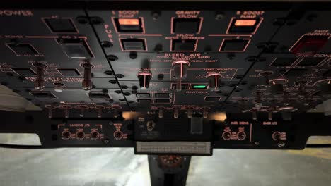 Blick-In-Das-Cockpit-Eines-Jets-Einer-Fluggesellschaft,-Während-Der-Copilot-Das-Rechte-Triebwerk-Startet