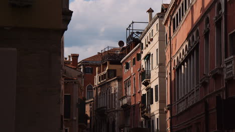 Typisches-Fassadenäußeres-Von-Architekturen-In-Der-Antiken-Stadt-Venedig,-Italien