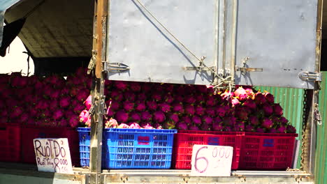 Tropische-Drachenfrucht-Zum-Verkauf-Im-Lokalen-Marktstand-In-Vietnam