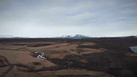 Maravillosa-Descripción-Del-Paisaje-De-Islandia-Con-Nieve-En-La-Cima-De-Las-Montañas