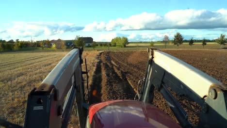Landwirtschaftlicher-Traktor-Bei-Der-Arbeit,-Der-Boden-Auf-Dem-Feld-Pflügt