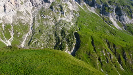 Hermoso-Paisaje-Aéreo-De-Exuberante-Valle-De-Montaña-Verde-En-Los-Dolomitas-De-Los-Alpes-Italianos-Al-Atardecer
