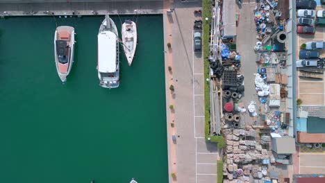 Segelboot-Motorboot-Im-Hafen