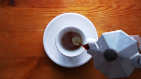 Die-Italienische-Espressomaschine-Der-Alten-Schule-Füllt-Die-Tasse-Mit-Heißem,-Frischem,-Braunem-Kaffee